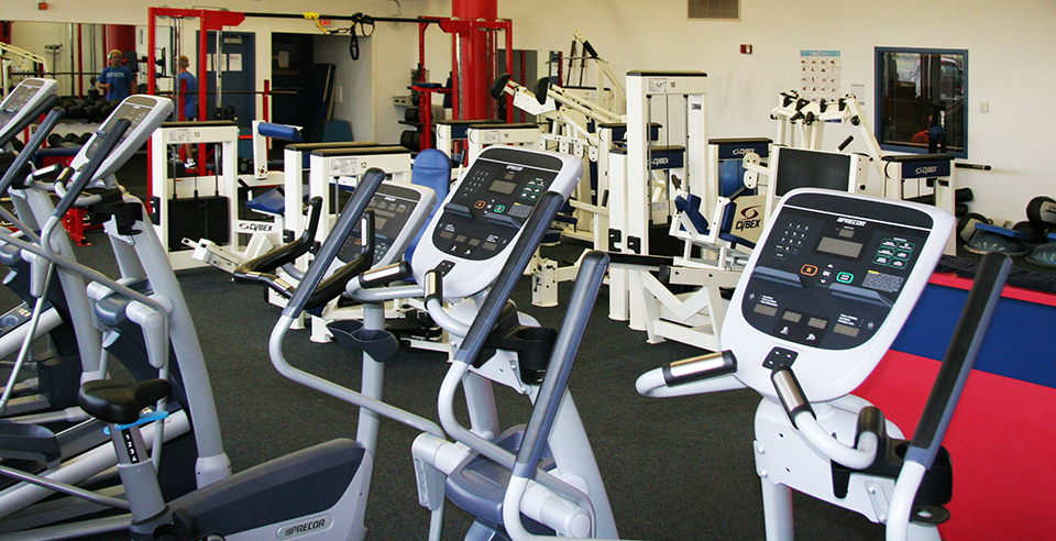 Exercise equipment in the 绿帽社 Fitness Center.