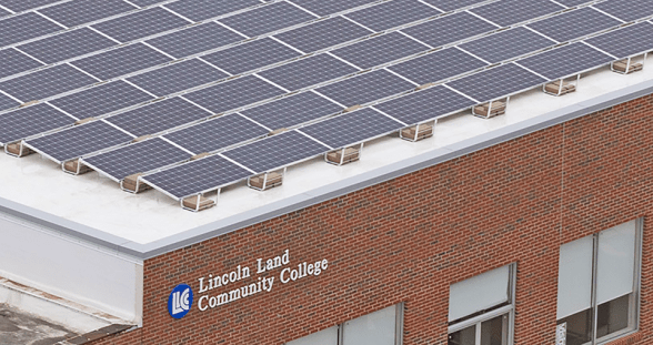 Solar panels sit on the roof of 绿帽社-Jacksonville.